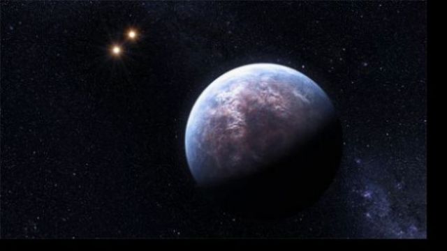 Podem as Super Terras serem superiores para hospedar a vida? O exoplaneta Gliese 667 Cb recém descoberto orbita a estrela Gliese 667 C a qual pertence a um sistema triplo de estrelas. Este exoplaneta com 6 vezes a massa da Terra circula em volta de sua estrela hospedeira de baixa massa (anã vermelha) a uma distância de apenas 5% da distância Terra x Sol. A estrela mãe é companheira de duas outras estrelas anãs vermelhas, que podem ser vistas nesta concepção artística, acima e à esquerda. Crédito: ESO