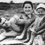 Gagarin, a mulher, Valentina, e a filha Yelena