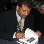 Neil deGrasse Tyson irá apresentar a nova versão da série televisiva COSMOS.