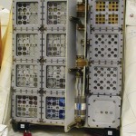 Expose allows long exposures to space conditions and solar UV-radiation on the International Space Station. Several trays filled with organisms were installed on the outside of the European Columbus laboratory as one of the nine payloads of the European Technology Exposure Facility (EuTEF). Further Expose units are continuing to study the effects of outer space on organisms and organic chemicals. (Crédito: ESA)