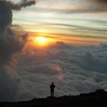 Vendo as nuvens lá em baixo. Ilha de Maui, Hawaii, EUA. Crédito da imagem: Alan Brten.