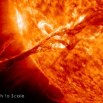 erupcao_filamento_solar_AIA304_SDO_310812_comp_Terra