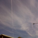 Rasto de um contrail no céu. Autoria: João Monteiro