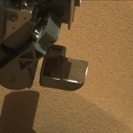 Braço robótico do Curiosity recolher uma amostra do solo arenoso de Marte, para inserir no SAM, no dia 9 de Novembro. Crédito: NASA/JPL-Caltech/MSSS