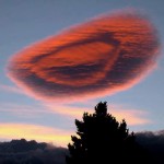 Foto tirada a 13 de Fevereiro de 2006, a uma nuvem lenticular, durante o pôr-do-Sol (daí as cores), no Chile. Crédito: David Curtis
