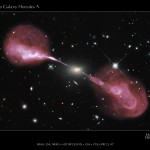 Jactos espectaculares, provindos da energia gravitacional de um buraco negro supermassivo no centro da galáxia elíptica Hercules A. Crédito: NASA, ESA, S. Baum e C. O'Dea (RIT), R. Perley e W. Cotton (NRAO/AUI/NSF), e o Hubble Heritage Team (STScI/AURA)