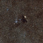 O brilhante enxame estelar NGC 6520 e a nuvem escura de forma estranha Barnard 86