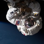 Astronauta Chris Cassidy a reparar o problema